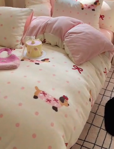 91家纺网 家纺一手货源 找家纺 顾里家纺 2024新款加厚牛奶绒ins奶油治愈系少女心保暖四件套系列-风格二 波点腊肠狗