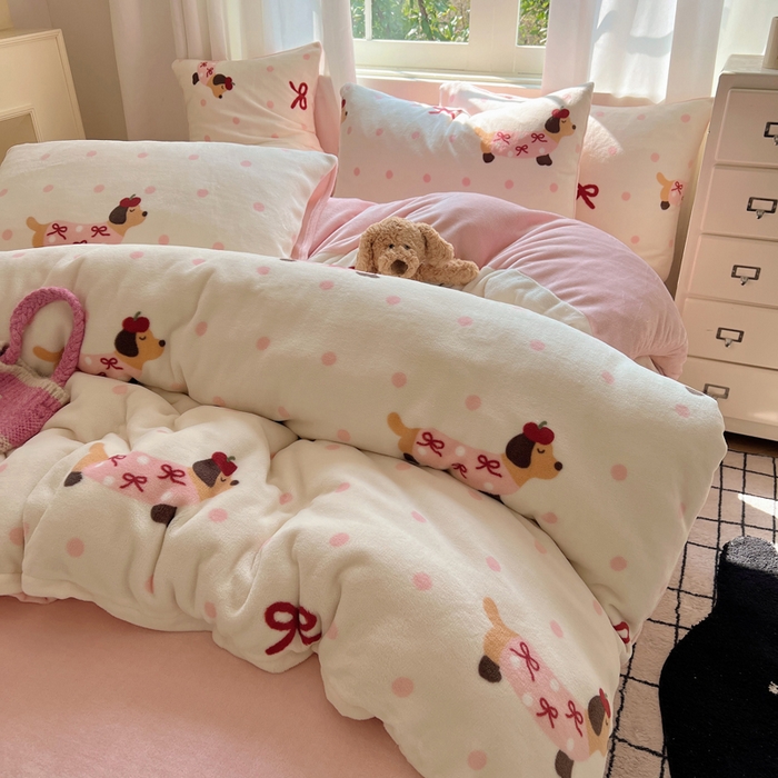 91家纺网 家纺一手货源 找家纺 顾里家纺 2024新款加厚牛奶绒ins奶油治愈系少女心保暖四件套系列-风格二 波点腊肠狗