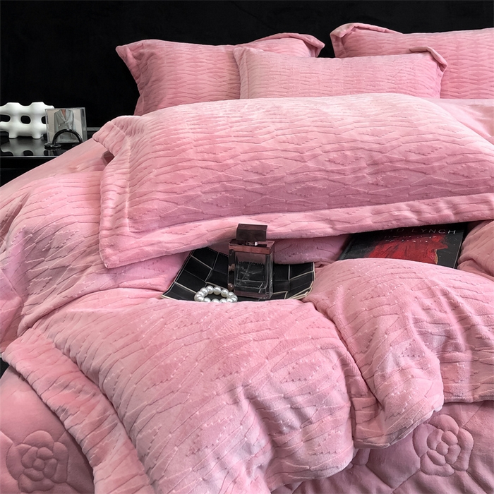 91家纺网 家纺一手货源 找家纺 金喜 2024新款高克重全消光牛奶绒雕花绒床盖四件套加厚牛奶绒床盖套件--极简主义床盖套件系列 皮粉