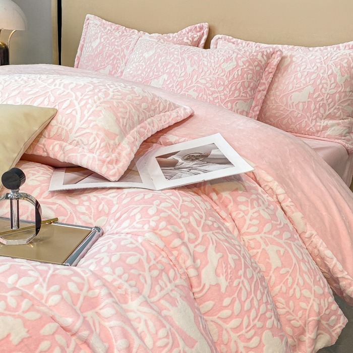 91家纺网 家纺一手货源 找家纺 金喜 2024新款加厚保暖230克高克重牛奶绒四件套雕花绒四件套-牛奶绒雕花系列 林深见鹿