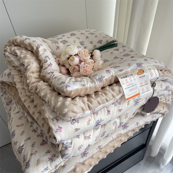 91家纺网 家纺一手货源 找家纺 奈萝家纺 2024新款秋冬印花针织棉豆豆绒春秋被冬被 花蜜