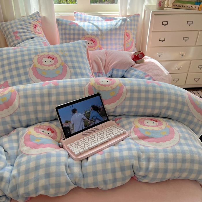 91家纺网 家纺一手货源 找家纺 顾里家纺 2024新款加厚牛奶绒ins奶油治愈系少女心保暖四件套系列-风格二 蛋糕花猫