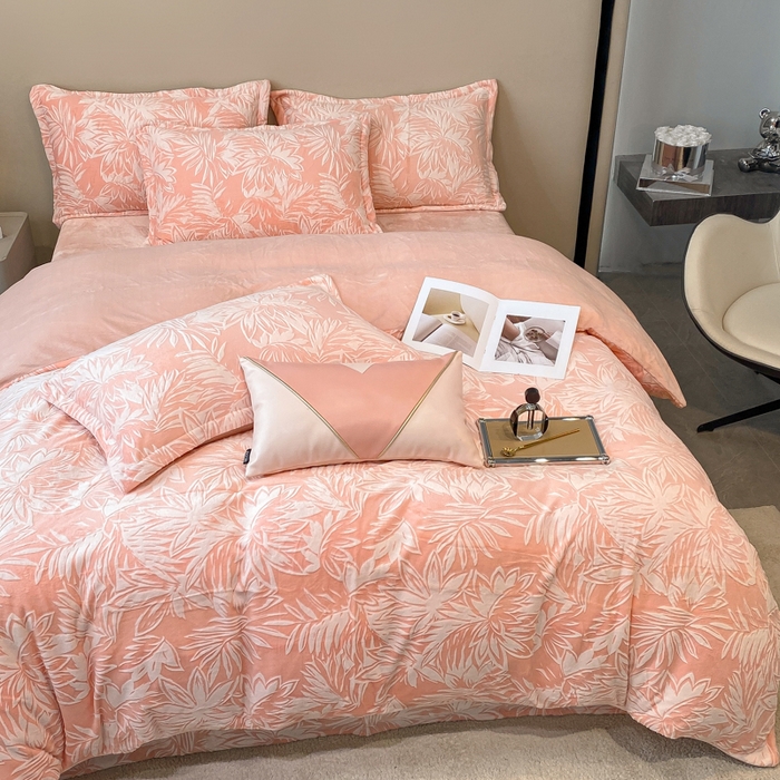 91家纺网 家纺一手货源 找家纺 金喜 2024新款加厚保暖230克高克重牛奶绒四件套雕花绒四件套-牛奶绒雕花系列 秋意浓