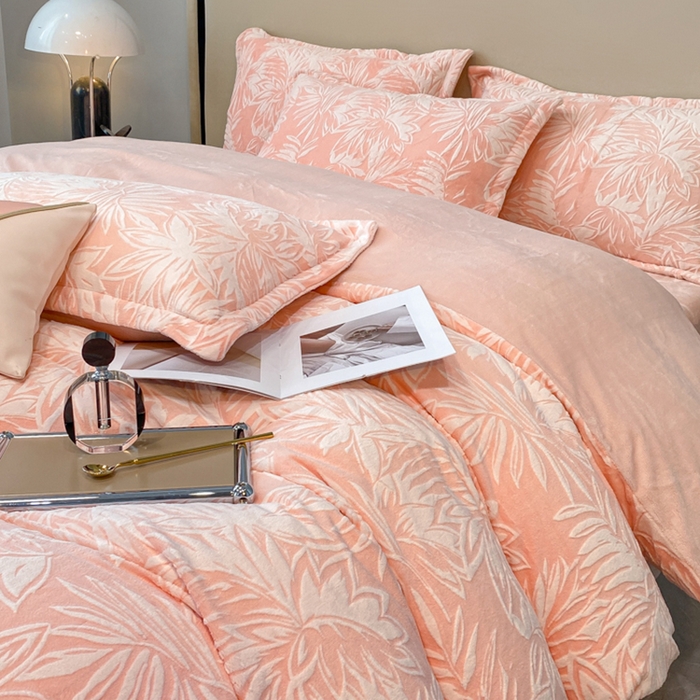 91家纺网 家纺一手货源 找家纺 金喜 2024新款加厚保暖230克高克重牛奶绒四件套雕花绒四件套-牛奶绒雕花系列 秋意浓