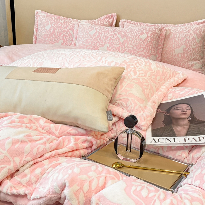 91家纺网 家纺一手货源 找家纺 金喜 2024新款加厚保暖230克高克重牛奶绒四件套雕花绒四件套-牛奶绒雕花系列 林深见鹿