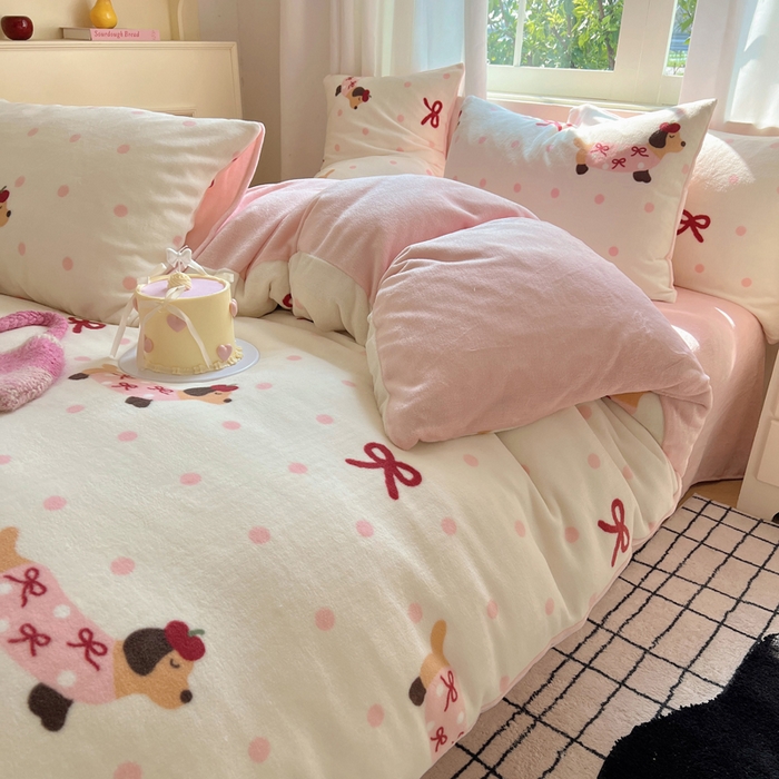 91家纺网 家纺一手货源 找家纺 顾里家纺 2024新款加厚牛奶绒ins奶油治愈系少女心保暖四件套系列-风格二 波点腊肠狗