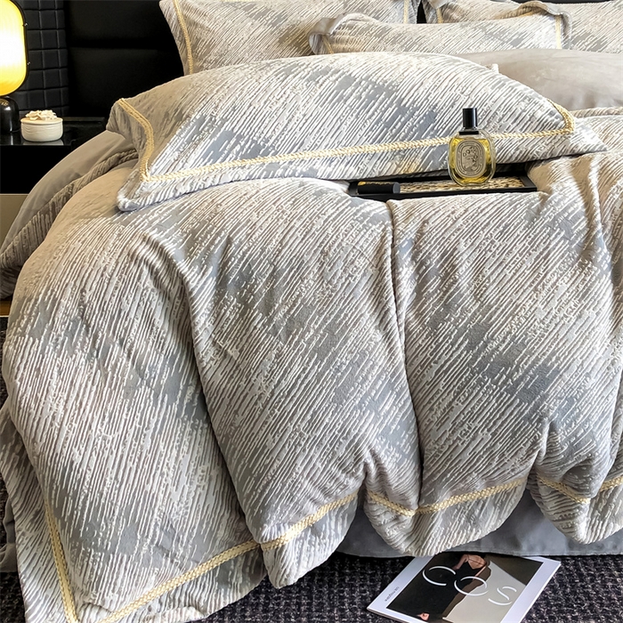 91家纺网 家纺一手货源 找家纺 金喜 2024新款高克重全消光牛奶绒雕花绒轻奢风四件套加厚双面牛奶绒四件套-星川鎏金梦系列 极光灰
