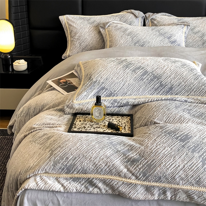 91家纺网 家纺一手货源 找家纺 金喜 2024新款高克重全消光牛奶绒雕花绒轻奢风四件套加厚双面牛奶绒四件套-星川鎏金梦系列 极光灰