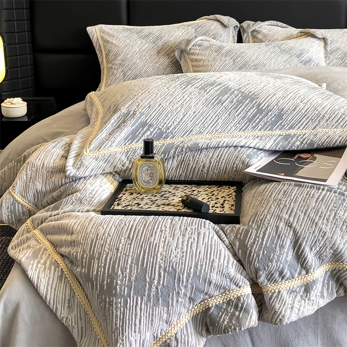91家纺网 家纺一手货源 找家纺 金喜 2024新款高克重全消光牛奶绒雕花绒轻奢风四件套加厚双面牛奶绒四件套-星川鎏金梦系列 极光灰