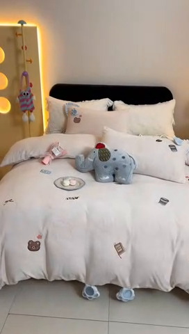 91家纺网 家纺一手货源 找家纺 黛舒家居 2024新款240克臻棉绒立体贴布绣四件套 顽皮小熊