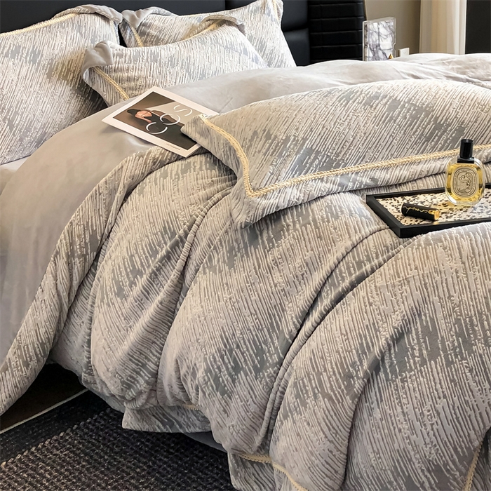 91家纺网 家纺一手货源 找家纺 金喜 2024新款高克重全消光牛奶绒雕花绒轻奢风四件套加厚双面牛奶绒四件套-星川鎏金梦系列 极光灰