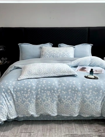 91家纺网 家纺一手货源 找家纺 金喜 2024新款加厚保暖230克高克重牛奶绒四件套雕花绒四件套-牛奶绒雕花系列 冬雪