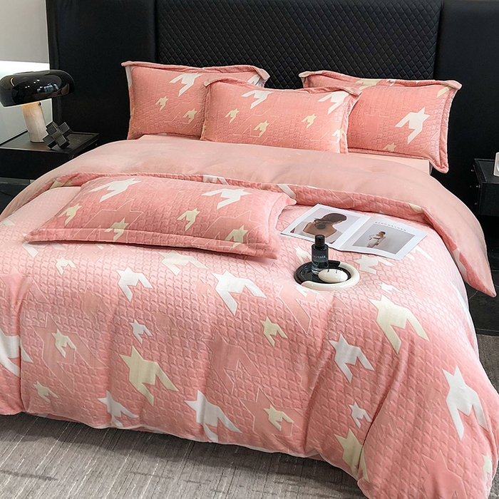 91家纺网 家纺一手货源 找家纺 金喜 2024新款加厚保暖230克高克重牛奶绒四件套雕花绒四件套-牛奶绒雕花系列 千鸟格