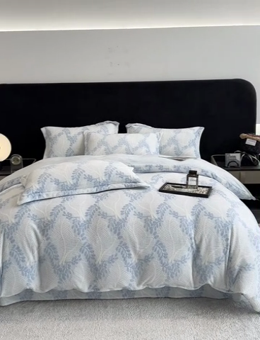 91家纺网 家纺一手货源 找家纺 金喜 2024新款加厚保暖230克高克重牛奶绒四件套雕花绒四件套-牛奶绒雕花系列 雪柳