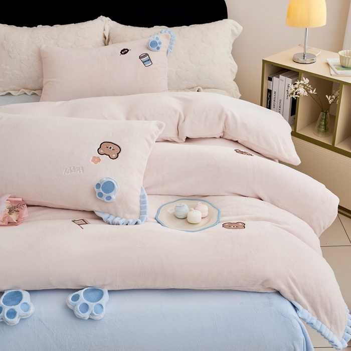 91家纺网 家纺一手货源 找家纺 黛舒家居 2024新款240克臻棉绒立体贴布绣四件套 顽皮小熊