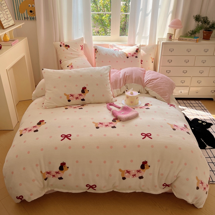 91家纺网 家纺一手货源 找家纺 顾里家纺 2024新款加厚牛奶绒ins奶油治愈系少女心保暖四件套系列-风格二 波点腊肠狗