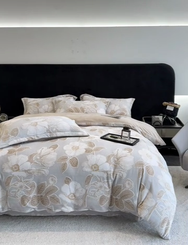 91家纺网 家纺一手货源 找家纺 金喜 2024新款230克高克重牛奶绒雕花四件套优雅风牛奶绒套件-木槿系列 木槿-咖