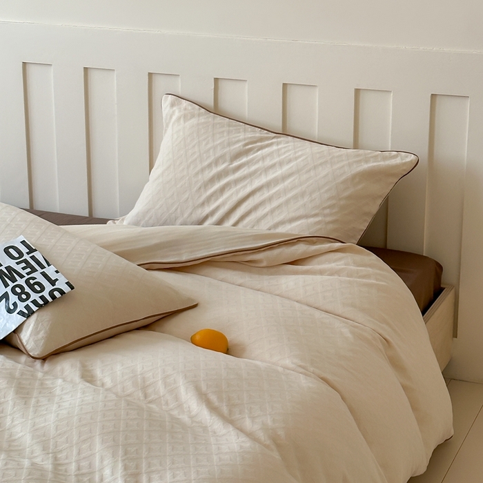 91家纺网 家纺一手货源 找家纺 梦享生活家居 2024新款全棉肌理纹四件套-滚边系列 格趣滚边-米咖