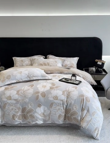 91家纺网 家纺一手货源 找家纺 金喜 2024新款加厚保暖230克高克重牛奶绒四件套雕花绒四件套-牛奶绒雕花系列 木槿-咖