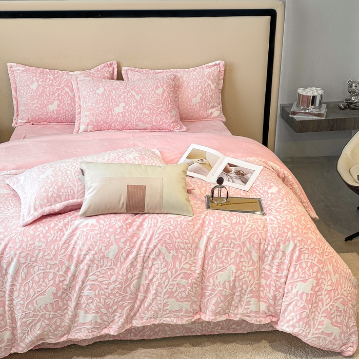 91家纺网 家纺一手货源 找家纺 金喜 2024新款加厚保暖230克高克重牛奶绒四件套雕花绒四件套-牛奶绒雕花系列 林深见鹿