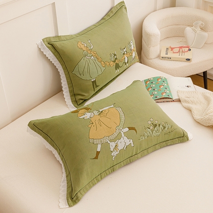 91家纺网 家纺一手货源 找家纺 2024新款韩系四层纱布枕套一对装花边款纯棉纽扣款枕套 猫咪童话