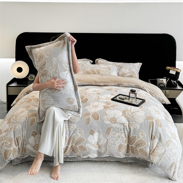 91家纺网 家纺一手货源 找家纺 金喜 2024新款加厚保暖230克高克重牛奶绒四件套雕花绒四件套-牛奶绒雕花系列 木槿-咖