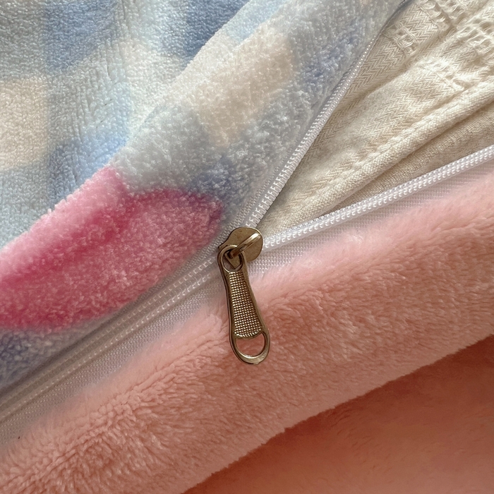 91家纺网 家纺一手货源 找家纺 顾里家纺 2024新款加厚牛奶绒ins奶油治愈系少女心保暖四件套系列-风格二 蛋糕花猫