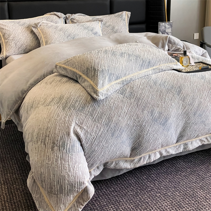 91家纺网 家纺一手货源 找家纺 金喜 2024新款高克重全消光牛奶绒雕花绒轻奢风四件套加厚双面牛奶绒四件套-星川鎏金梦系列 极光灰