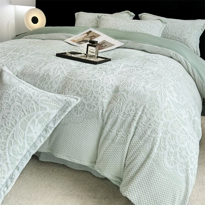 91家纺网 家纺一手货源 找家纺 金喜 2024新款加厚保暖230克高克重牛奶绒四件套雕花绒四件套-牛奶绒雕花系列 青露