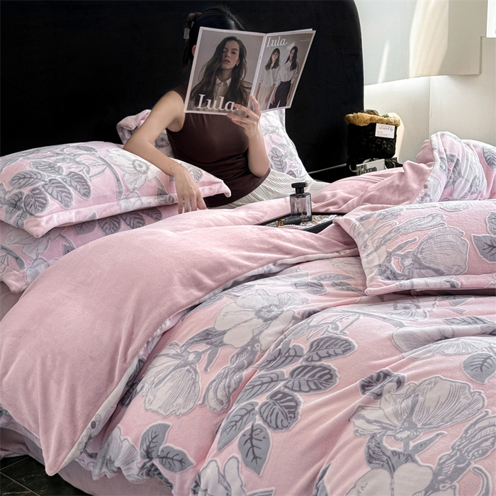 91家纺网 家纺一手货源 找家纺 金喜 2024新款加厚保暖230克高克重牛奶绒四件套雕花绒四件套-牛奶绒雕花系列 木槿-粉