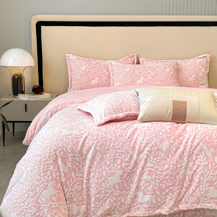 91家纺网 家纺一手货源 找家纺 金喜 2024新款加厚保暖230克高克重牛奶绒四件套雕花绒四件套-牛奶绒雕花系列 林深见鹿