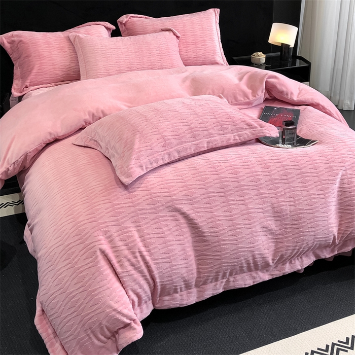 91家纺网 家纺一手货源 找家纺 金喜 2024新款高克重全消光牛奶绒雕花绒床盖四件套加厚牛奶绒床盖套件--极简主义床盖套件系列 皮粉