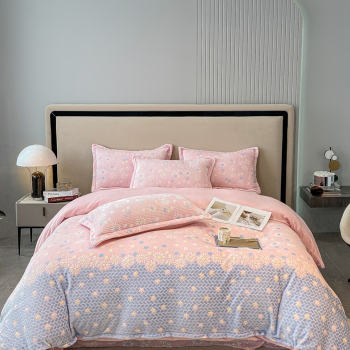 91家纺网 家纺一手货源 找家纺 金喜 2024新款加厚保暖230克高克重牛奶绒四件套雕花绒四件套-牛奶绒雕花系列 花海