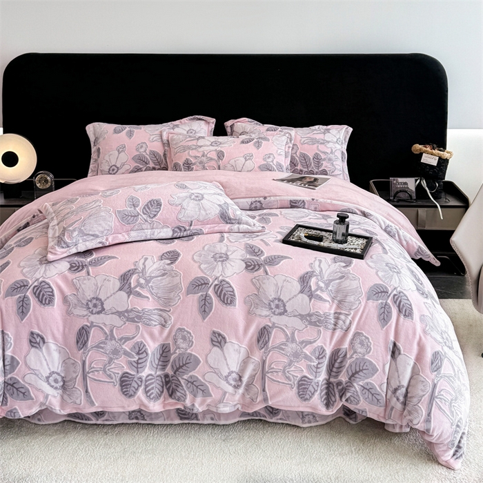 91家纺网 家纺一手货源 找家纺 金喜 2024新款加厚保暖230克高克重牛奶绒四件套雕花绒四件套-牛奶绒雕花系列 木槿-粉