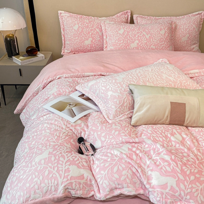 91家纺网 家纺一手货源 找家纺 金喜 2024新款加厚保暖230克高克重牛奶绒四件套雕花绒四件套-牛奶绒雕花系列 林深见鹿