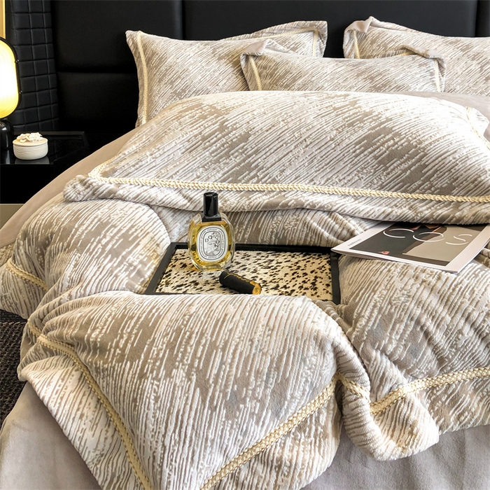 91家纺网 家纺一手货源 找家纺 （总）金喜 2024新款高克重全消光牛奶绒雕花绒轻奢风四件套加厚双面牛奶绒四件套-星川鎏金梦系列