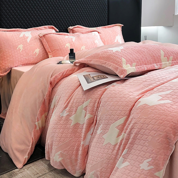 91家纺网 家纺一手货源 找家纺 金喜 2024新款加厚保暖230克高克重牛奶绒四件套雕花绒四件套-牛奶绒雕花系列 千鸟格