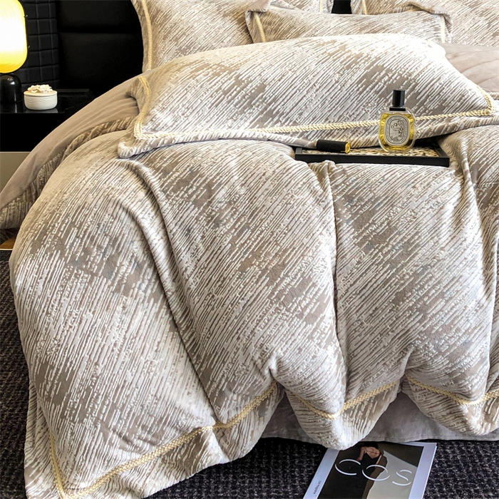 91家纺网 家纺一手货源 找家纺 （总）金喜 2024新款高克重全消光牛奶绒雕花绒轻奢风四件套加厚双面牛奶绒四件套-星川鎏金梦系列