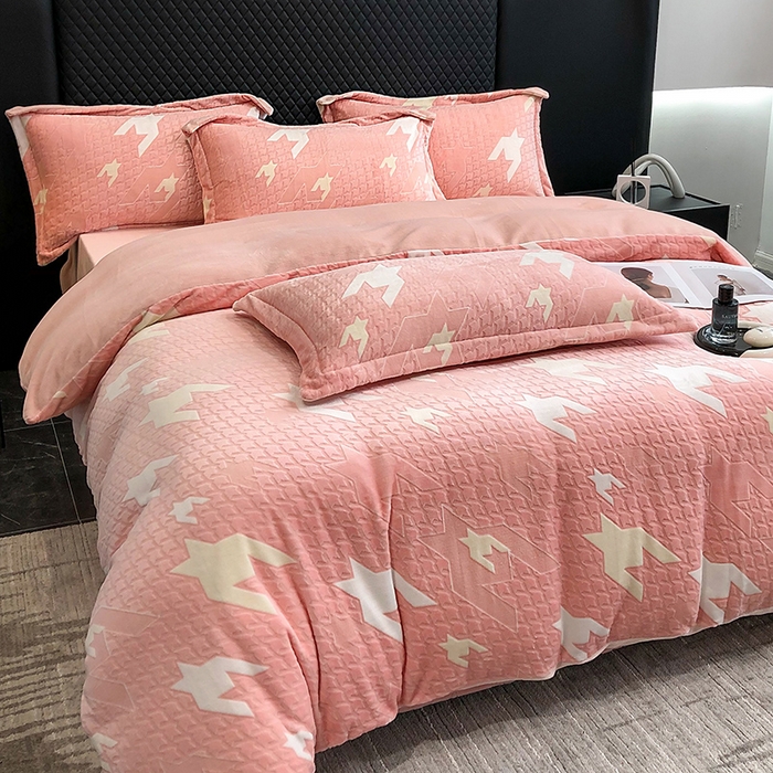 91家纺网 家纺一手货源 找家纺 金喜 2024新款加厚保暖230克高克重牛奶绒四件套雕花绒四件套-牛奶绒雕花系列 千鸟格