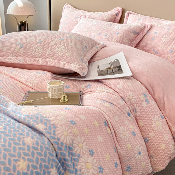 91家纺网 家纺一手货源 找家纺 金喜 2024新款加厚保暖230克高克重牛奶绒四件套雕花绒四件套-牛奶绒雕花系列 花海