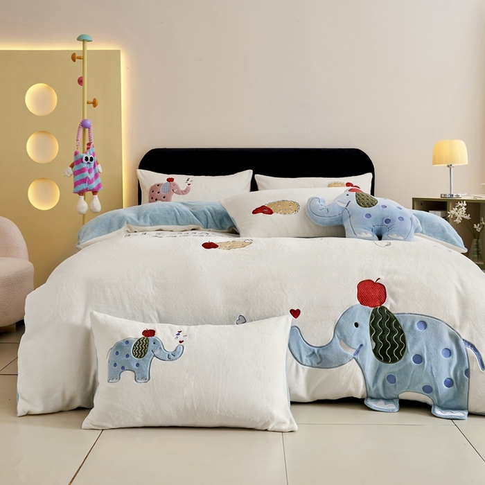 91家纺网 家纺一手货源 找家纺 黛舒家居 2024新款240克臻棉绒立体贴布绣四件套 顽皮象蓝