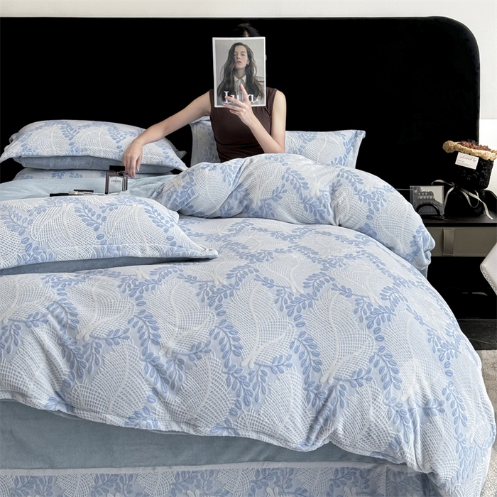 91家纺网 家纺一手货源 找家纺 金喜 2024新款加厚保暖230克高克重牛奶绒四件套雕花绒四件套-牛奶绒雕花系列 雪柳