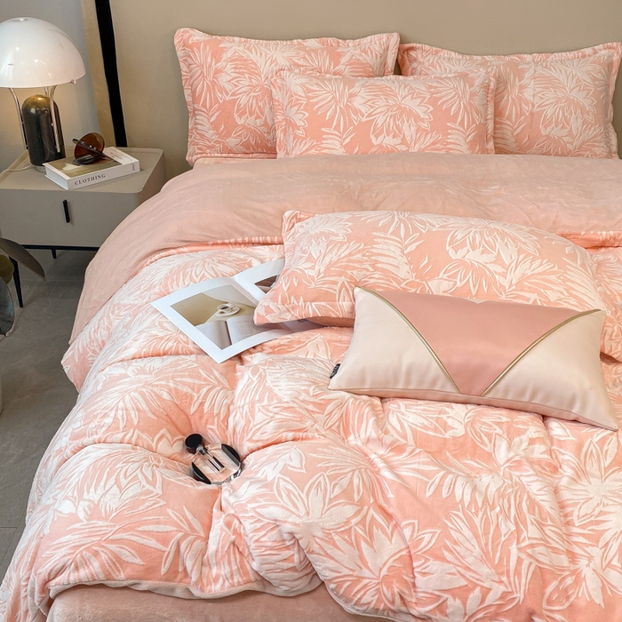 91家纺网 家纺一手货源 找家纺 金喜 2024新款加厚保暖230克高克重牛奶绒四件套雕花绒四件套-牛奶绒雕花系列 秋意浓