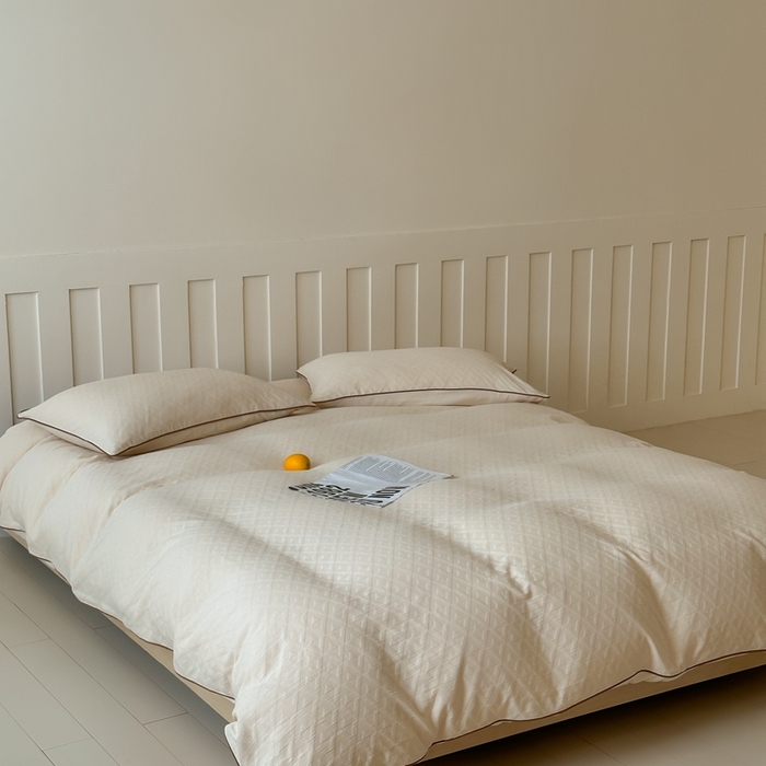 91家纺网 家纺一手货源 找家纺 梦享生活家居 2024新款全棉肌理纹四件套-滚边系列 格趣滚边-米咖