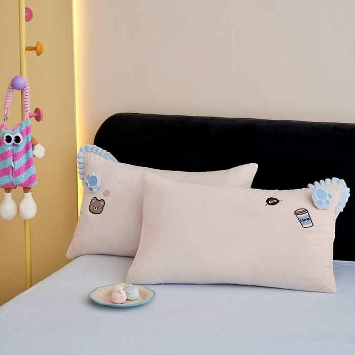 91家纺网 家纺一手货源 找家纺 黛舒家居 2024新款240克臻棉绒立体贴布绣四件套 顽皮小熊