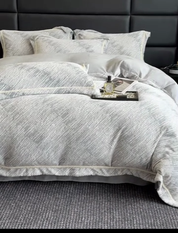 91家纺网 家纺一手货源 找家纺 金喜 2024新款高克重全消光牛奶绒雕花绒轻奢风四件套加厚双面牛奶绒四件套-星川鎏金梦系列 极光灰