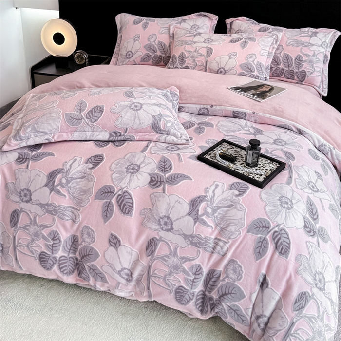 91家纺网 家纺一手货源 找家纺 金喜 2024新款加厚保暖230克高克重牛奶绒四件套雕花绒四件套-牛奶绒雕花系列 木槿-粉