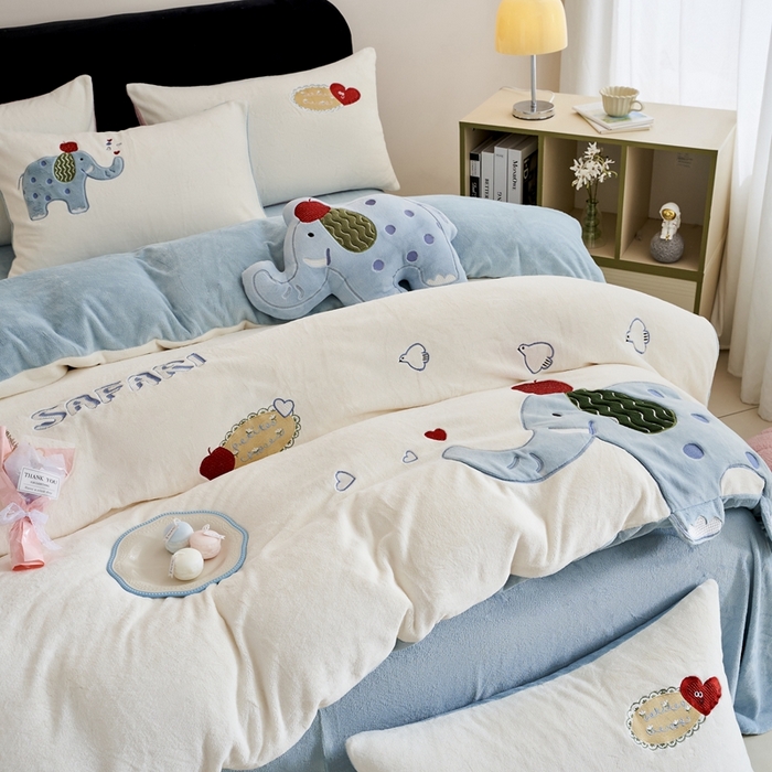 91家纺网 家纺一手货源 找家纺 黛舒家居 2024新款240克臻棉绒立体贴布绣四件套 顽皮象蓝