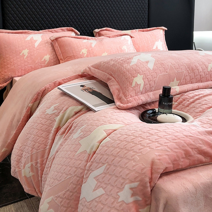 91家纺网 家纺一手货源 找家纺 金喜 2024新款加厚保暖230克高克重牛奶绒四件套雕花绒四件套-牛奶绒雕花系列 千鸟格