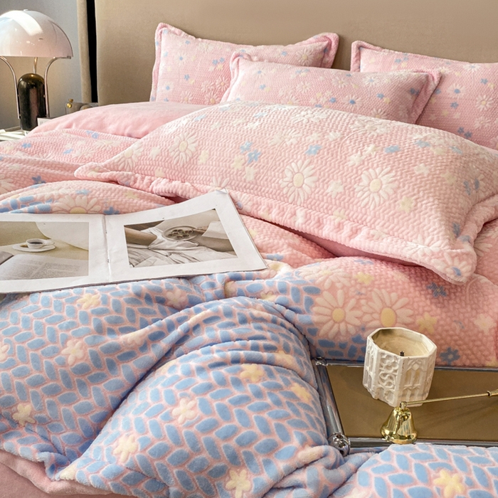 91家纺网 家纺一手货源 找家纺 金喜 2024新款加厚保暖230克高克重牛奶绒四件套雕花绒四件套-牛奶绒雕花系列 花海